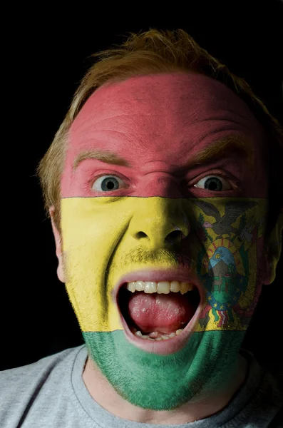Rostro de loco hombre enojado pintado en colores de la bandera de Bolivia —  Fotos de Stock