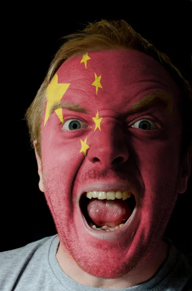 Çılgın kızgın adamın yüzünü chna bayrağı renklerde boyanmış — Stok fotoğraf