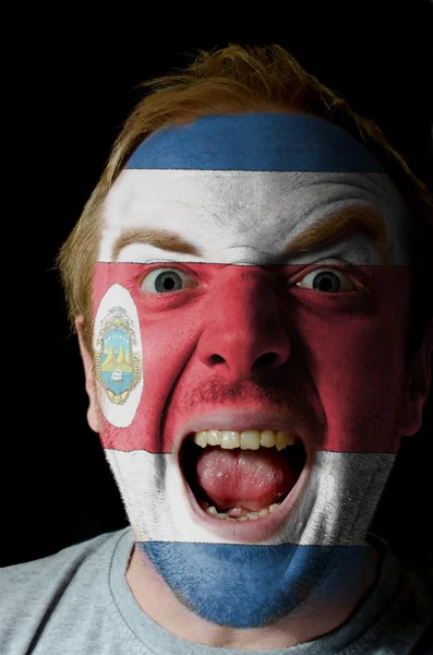 Πρόσωπο της τρελό θυμωμένος άνθρωπος που χρωματίζονται στα χρώματα της σημαίας της Κόστα Ρίκα — Φωτογραφία Αρχείου