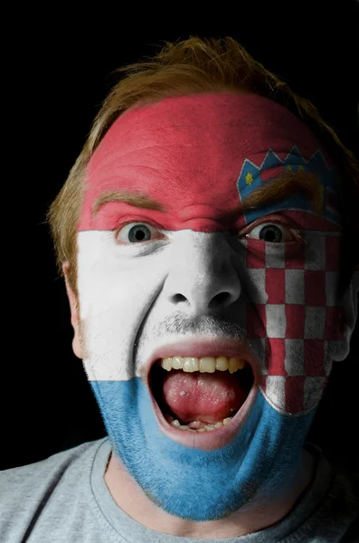 Πρόσωπο της τρελό θυμωμένος άνθρωπος που χρωματίζονται στα χρώματα της σημαίας της Κροατίας — Φωτογραφία Αρχείου