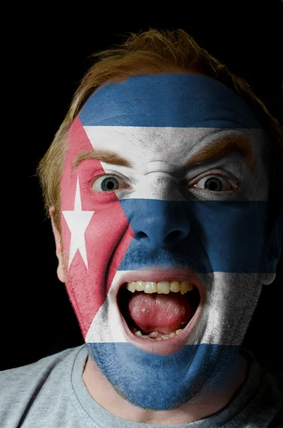 Πρόσωπο της τρελό θυμωμένος άνθρωπος που χρωματίζονται στα χρώματα της σημαίας Κούβα — Φωτογραφία Αρχείου