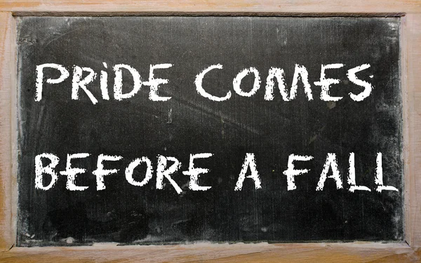 Proverbio "El orgullo viene antes de una caída" escrito en una pizarra —  Fotos de Stock