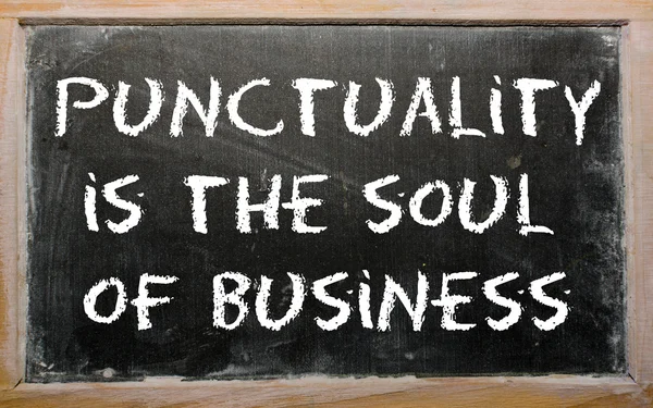 Proverbio "La puntualidad es el alma de los negocios" escrito en un negro —  Fotos de Stock