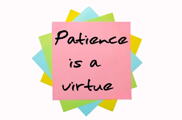 Provérbio "Paciência é uma virtude" escrito em um monte de notas pegajosas — Fotografia de Stock