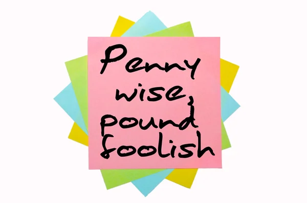 Sprichwort "Pfennig weise, Pfund töricht", geschrieben auf ein Bündel klebriger n — Stockfoto