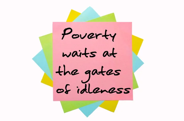 Provérbio "Pobreza espera às portas da ociosidade" escrito em coque — Fotografia de Stock