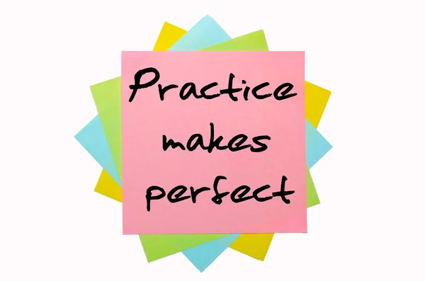 Provérbio "Prática faz perfeito" escrito em um monte de nota pegajosa — Fotografia de Stock