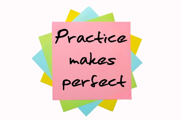 Proverb "Practice makes perfect" written on bunch of sticky note — Stock Photo, Image