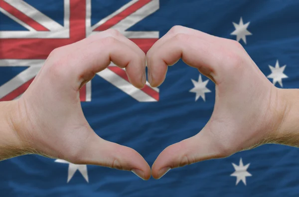 Serce i miłość gestem pokazał przez ręce nad flaga Australii ba — Zdjęcie stockowe
