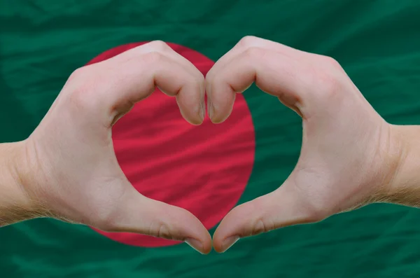 Srdce a lásku gestem ukázal rukou nad vlajkou bamgladesh b — Stockfoto