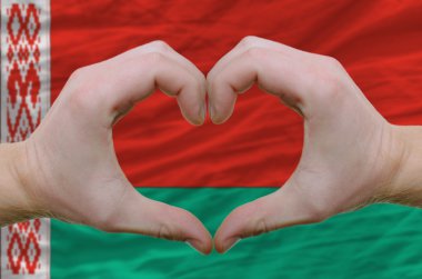 kalp ve sevgi jest belarus arka bayrak üzerinde eller tarafından gösterdi