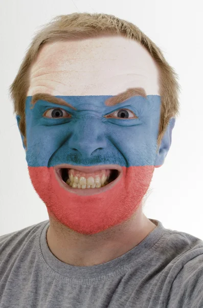 Visage d'homme fou en colère peint aux couleurs du drapeau russe — Photo