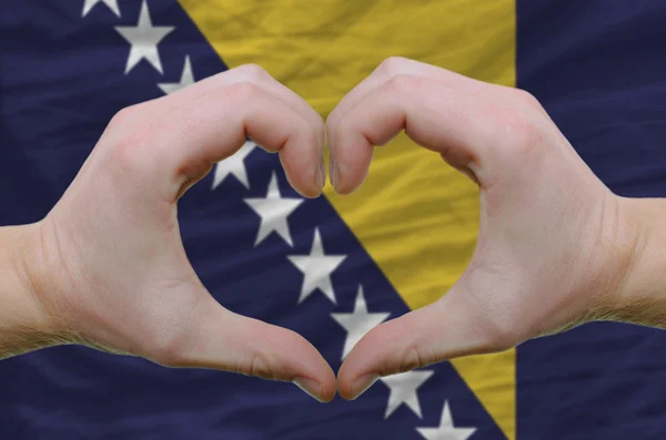 Καρδιά και αγάπη χειρονομία έδειξε από τα χέρια πάνω από τη σημαία της Βοσνίας Βοσνία — Φωτογραφία Αρχείου