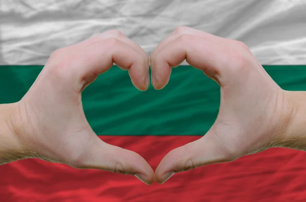 Srdce a lásku gestem ukázal rukou nad vlajka Bulharska bac — Stock fotografie