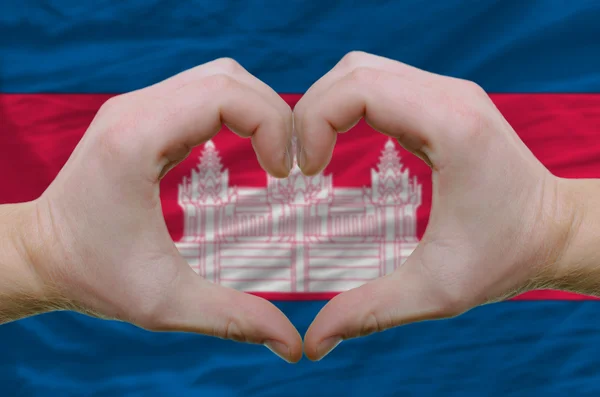 Жест любви и сердца, показываемый руками над флагом Камбоджи — стоковое фото