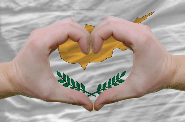 Жест любви и сердца, показываемый руками над флагом Кипра — стоковое фото