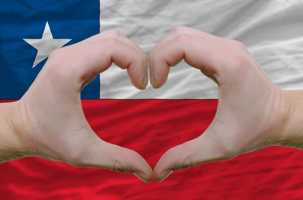 Καρδιά και αγάπη χειρονομία έδειξε από τα χέρια πάνω από τη σημαία της Χιλής έκφραση — Φωτογραφία Αρχείου