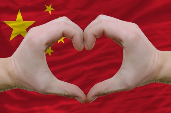 Kalp ve sevgi jest eller tarafından Çin backgr bayrağı üzerinde gösterdi. — Stok fotoğraf