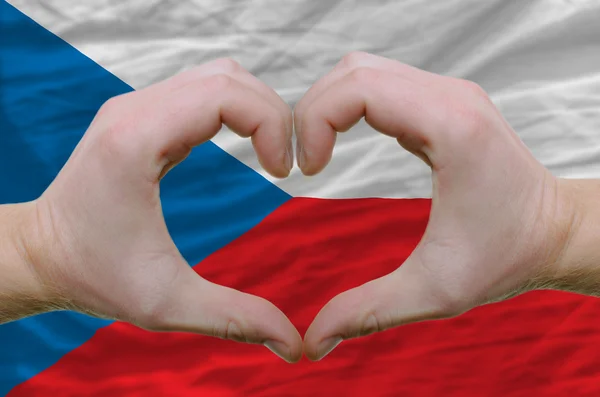 心と愛のジェスチャーをチェコの旗上の手によって示した — ストック写真