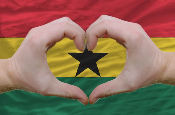 Cuore e amore gesto mostrato dalle mani sopra la bandiera del ghana backgr — Foto Stock