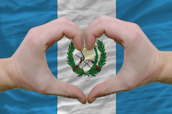 Καρδιά και αγάπη χειρονομία έδειξε από τα χέρια πάνω από τη σημαία της Γουατεμάλας ΒΑ — Φωτογραφία Αρχείου
