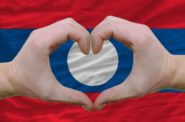 Coração e amor gesto mostrado por mãos sobre bandeira de laos backgro — Fotografia de Stock