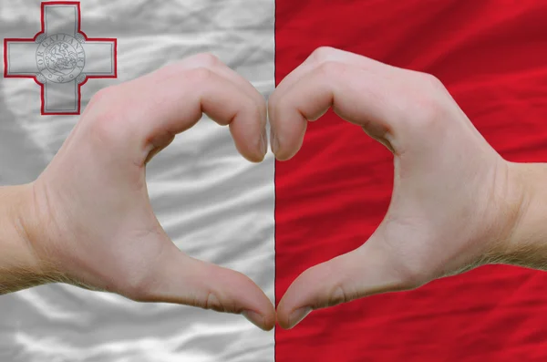 Жест любви и сердца, проявленный руками над флагом Мальты backgr — стоковое фото