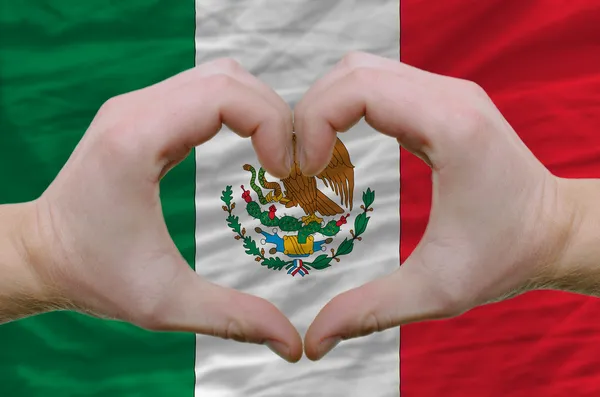 Coração e amor gesto mostrado por mãos sobre bandeira do México backg — Fotografia de Stock