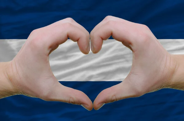 Hart en liefde gebaar toonde door handen over vlag van nicaragua ba — Stockfoto
