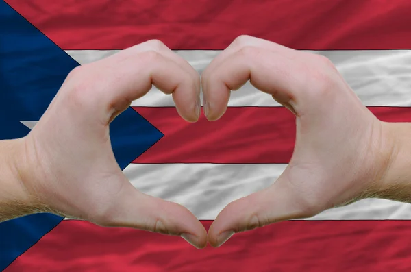 Puertoricol の旗の上の手によって示した心と愛のジェスチャー — ストック写真