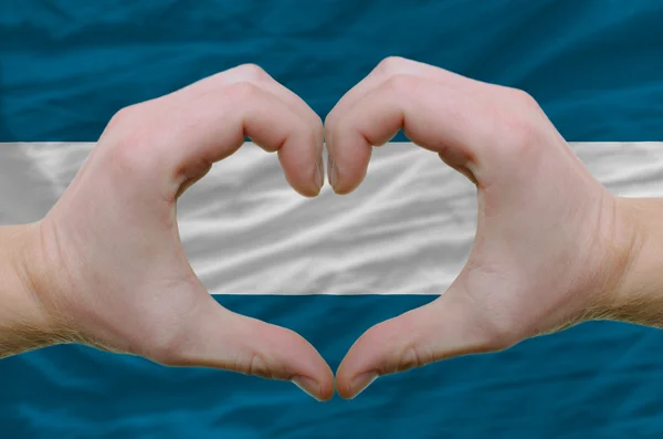 Serce i miłość gestem pokazał przez ręce nad flaga Salwadoru — Zdjęcie stockowe