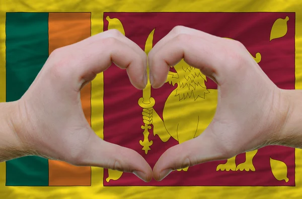Жест любви и сердца, показываемый руками над флагом Шри-Ланки — стоковое фото