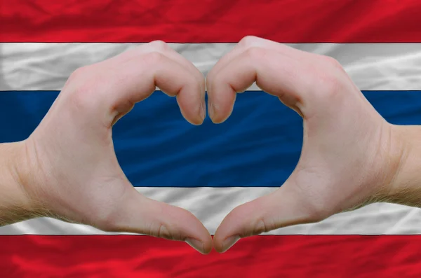 Srdce a lásku gestem ukázal rukou nad vlajkou Thajsko bac — Stock fotografie