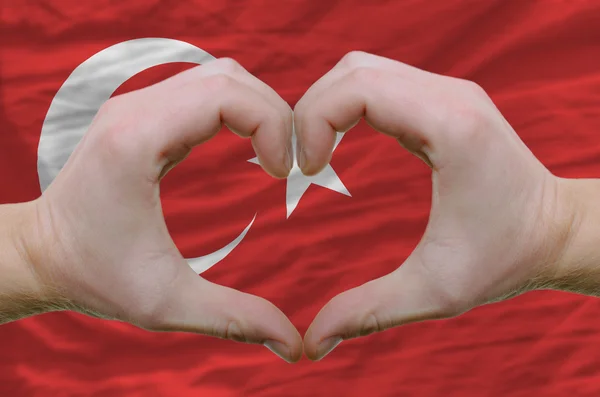 Hjärta och kärlek gest visade händerna över flagga Turkiet backg — Stockfoto