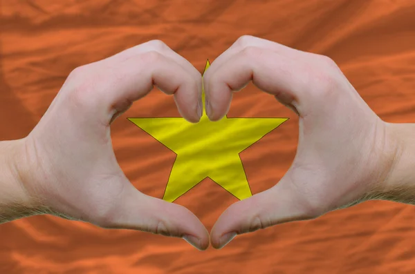 Hart en liefde gebaar toonde door handen over vlag van vietnam terug — Stockfoto