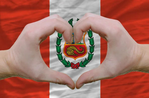 Corazón y gesto de amor mostrado por las manos sobre la bandera de perú backgro —  Fotos de Stock
