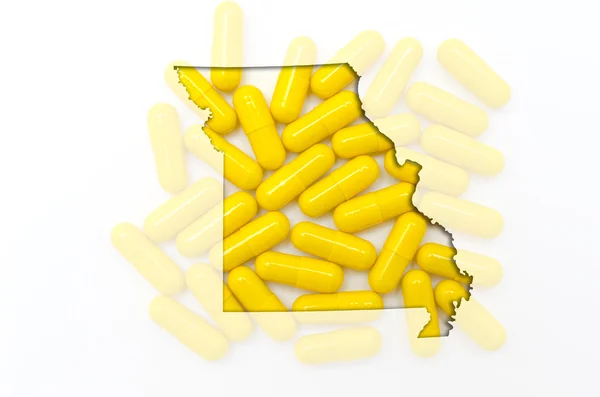 Mapa del contorno de Missouri con píldoras transparentes en el fondo — Foto de Stock