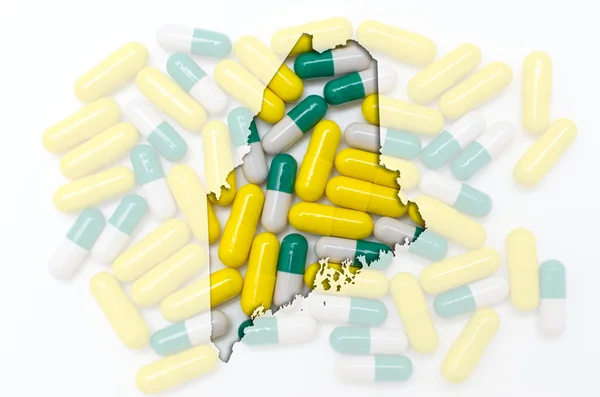 Mapa do esboço de maine com pílulas transparentes em segundo plano — Fotografia de Stock