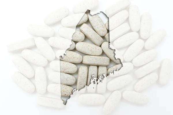 Mapa do esboço de maine com pílulas transparentes em segundo plano — Fotografia de Stock