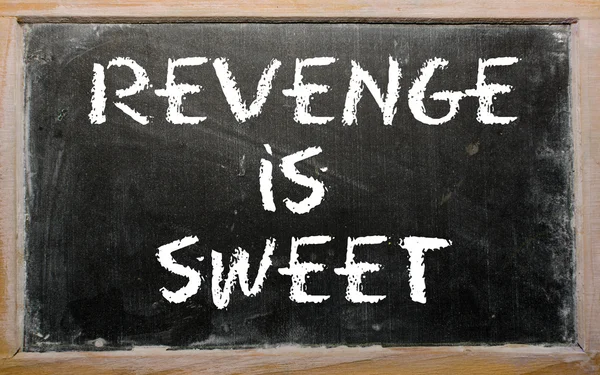 Provérbio "A vingança é doce" escrito em um quadro negro — Fotografia de Stock