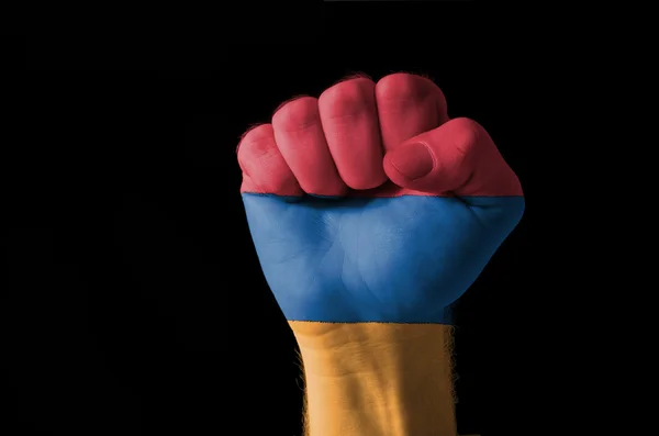 Ermenistan bayrağı renklerde boyanmış yumruk — Stok fotoğraf
