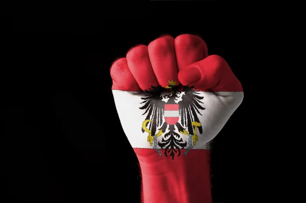 Vuist geschilderd in kleuren van de vlag van Oostenrijk — Stockfoto