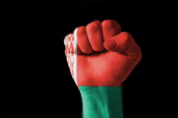 Vuist geschilderd in kleuren van de vlag van Wit-Rusland — Stockfoto