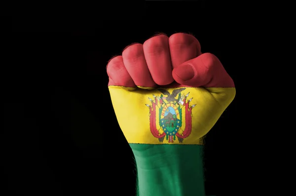 Bolivya bayrağının renklerde boyanmış yumruk — Stok fotoğraf