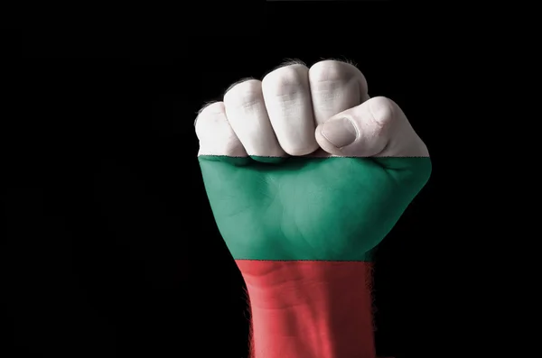 Кулак, окрашенный в цвета флага Болгарии — стоковое фото