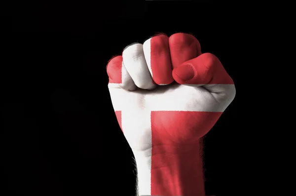 Danimarka bayrağı renklerde boyanmış yumruk — Stok fotoğraf