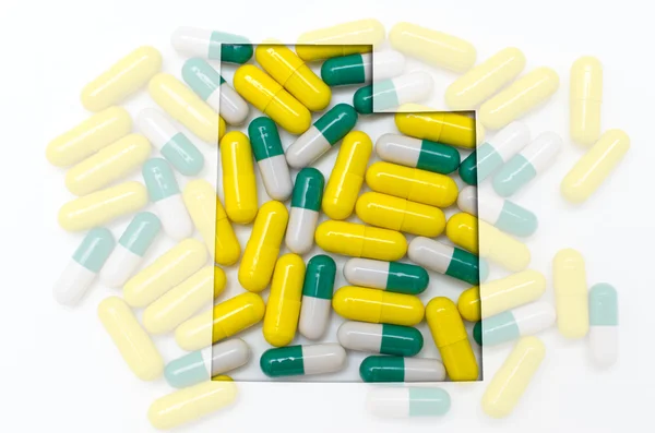 Umrisskarte von utah mit transparenten Pillen im Hintergrund — Stockfoto