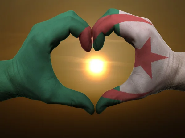 Herz und Liebe Geste von Händen in Algerien Flagge während b gefärbt — Stockfoto