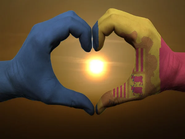Corazón y el amor gesto por las manos coloreadas en la bandera de andora durante ser —  Fotos de Stock