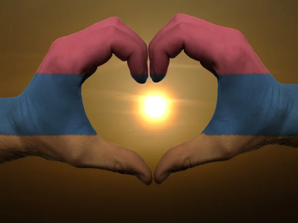 Жест любви и сердца руками, раскрашенными в флаг Армении в течение b — стоковое фото